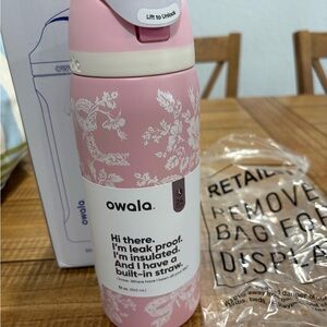Owala FreeSip 32 oz water bottle in the "Ribbon Toile" design. ®